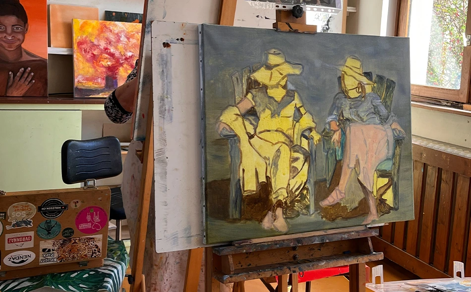 Atelier de peinture : une toile à l'huile en cours sur un chevalet